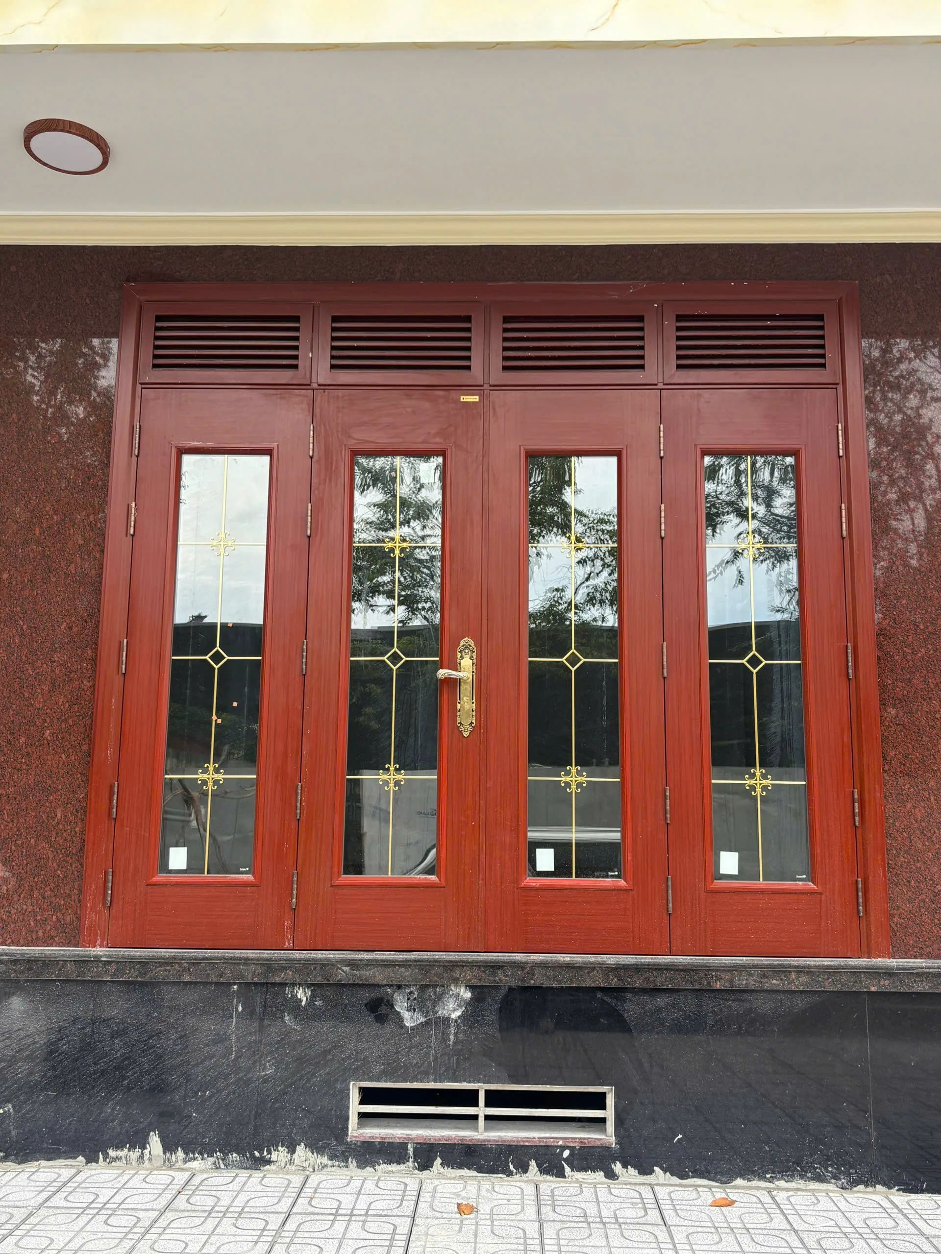 Gia-cua-thep-van-go-tai-phu-nhuan