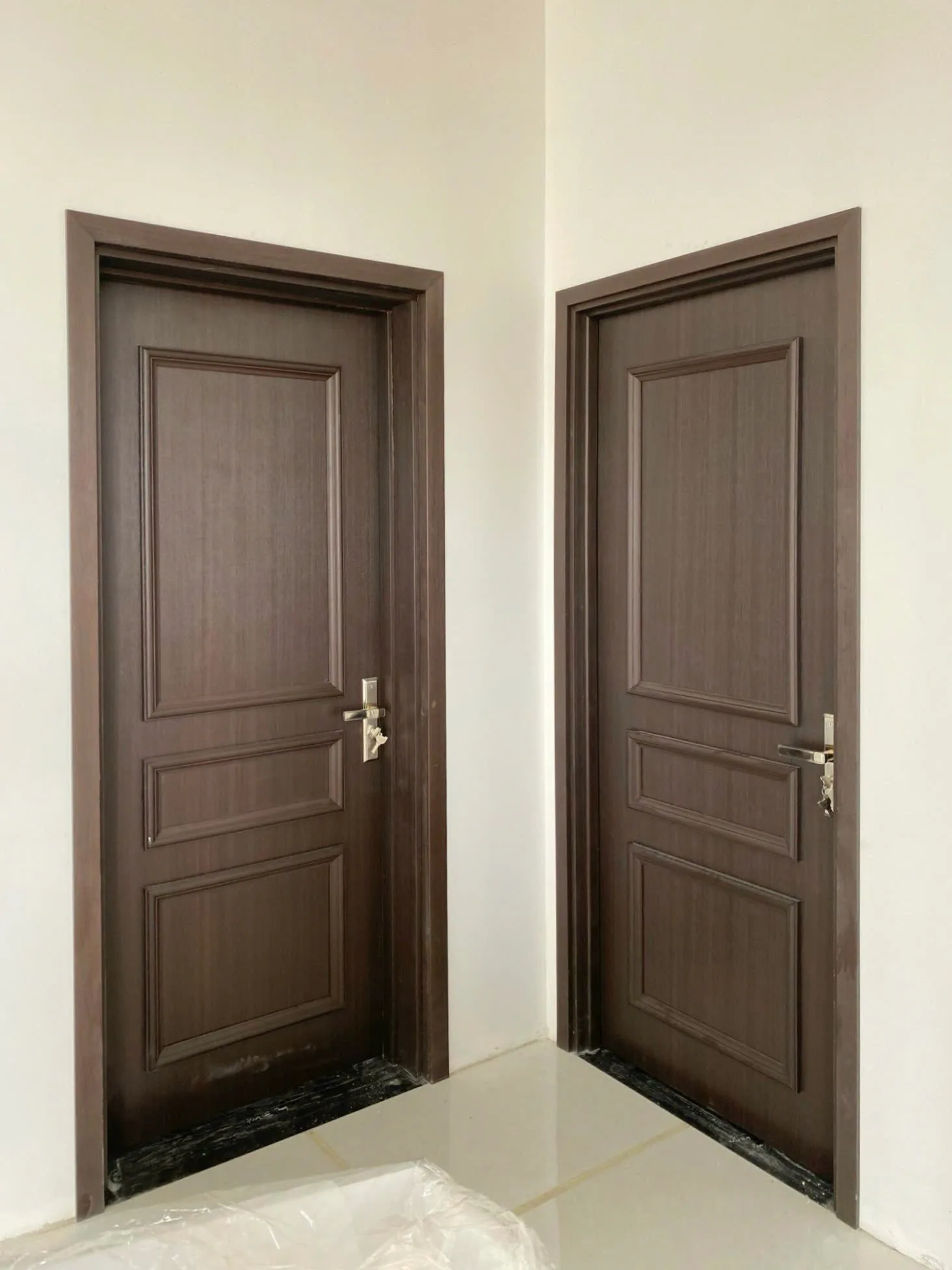 Gia-Cua-nhua-composite-tan-co-dien