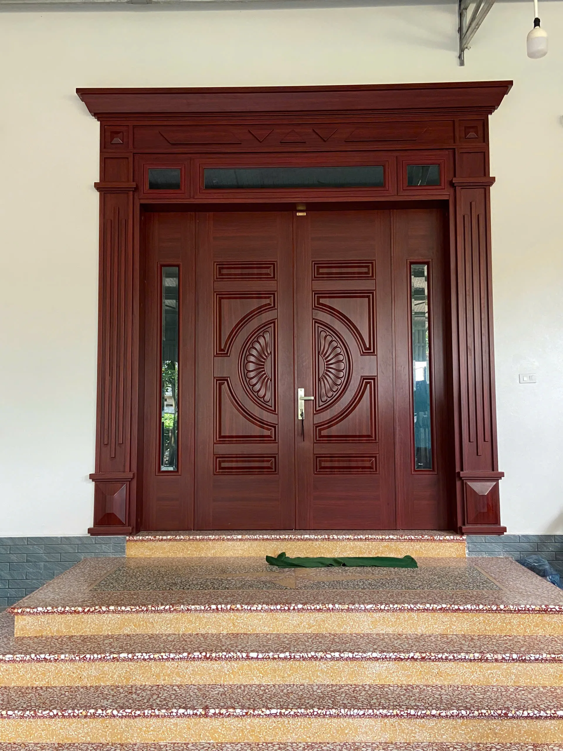 Gia-cua-thep-van-go-tai-hoa-thanh-tay-ninh