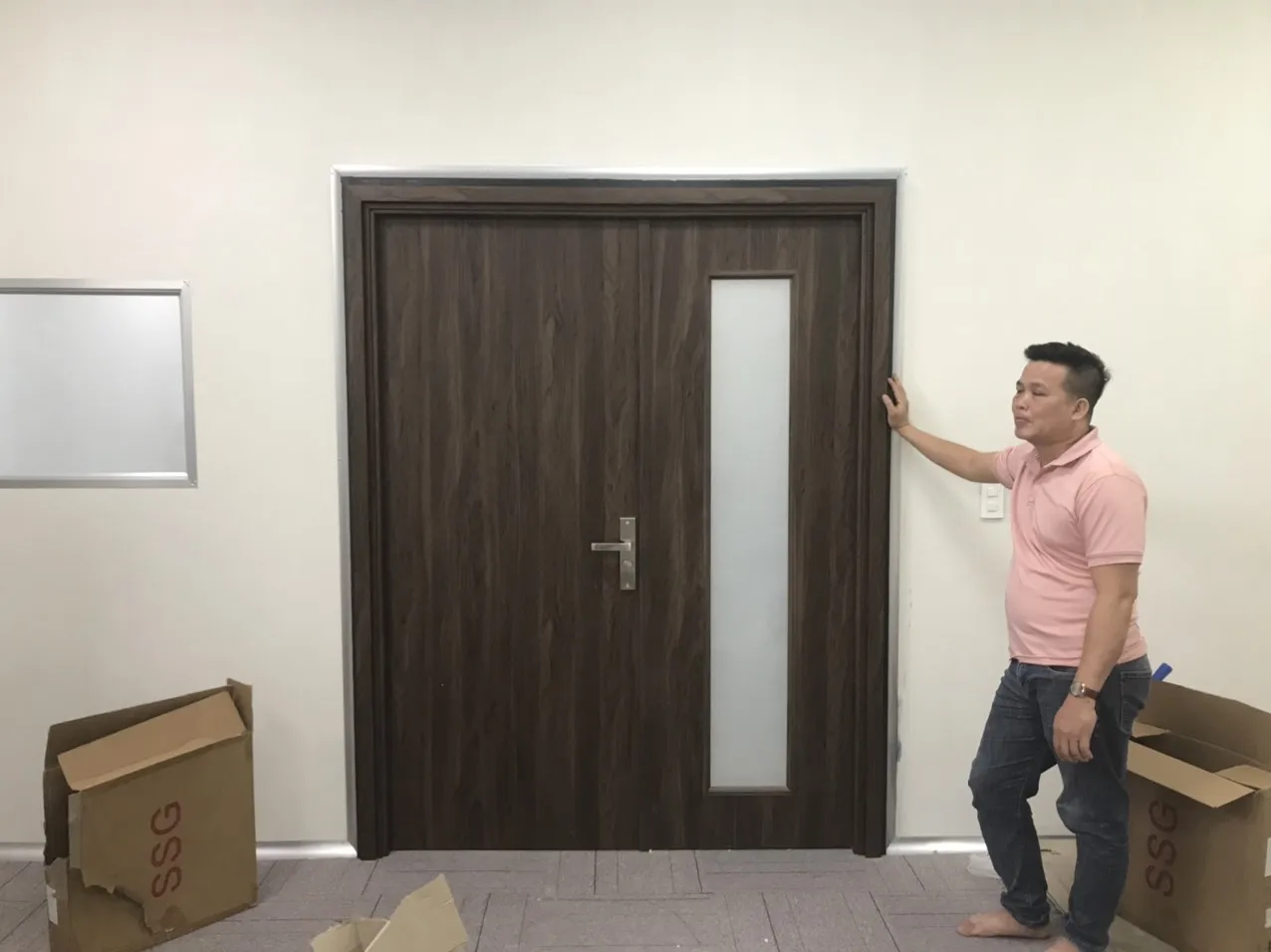 Gia-cua-nhua-composite-2-canh
