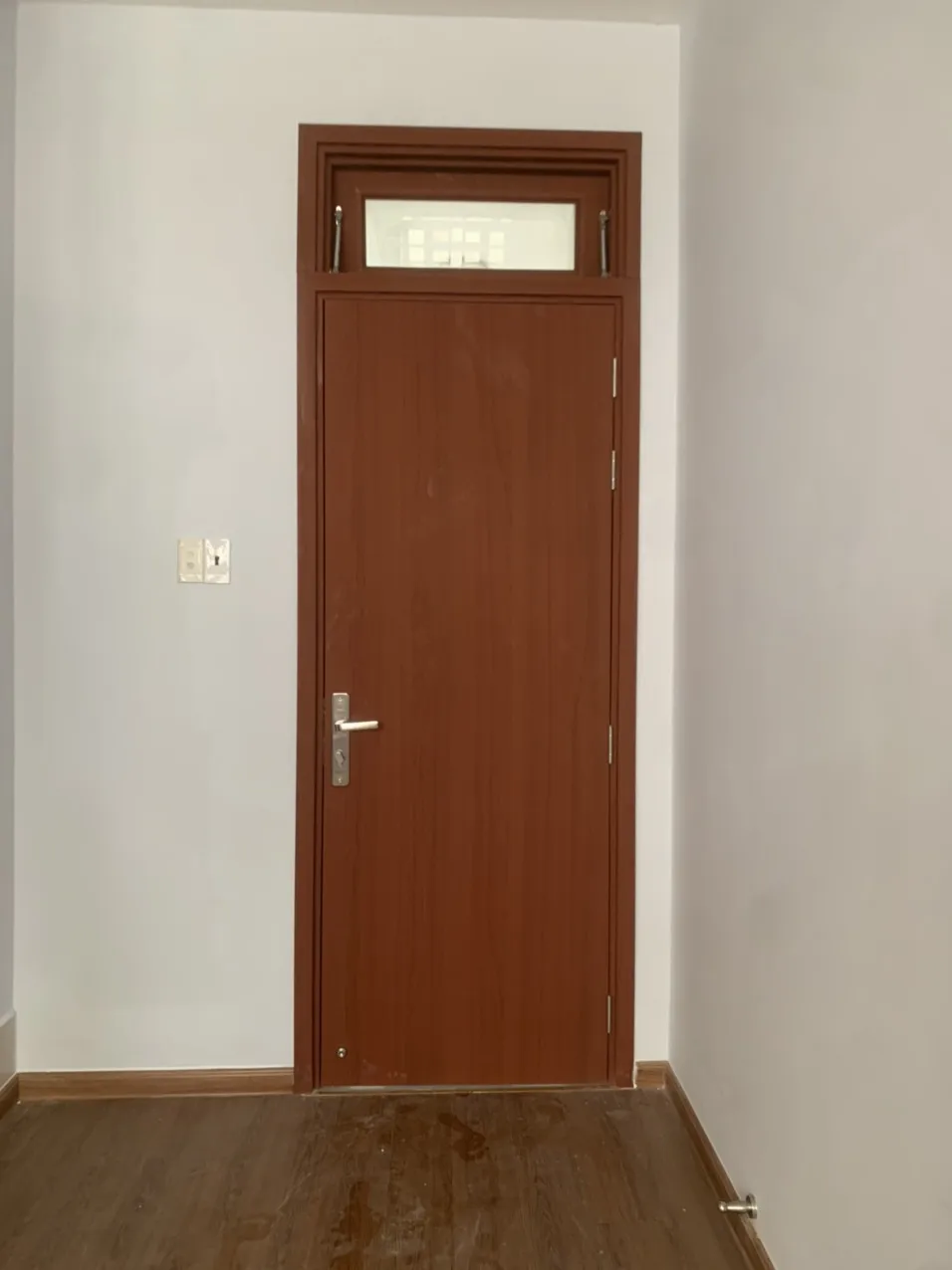 Gia-cua-nhua-composite-Ofix