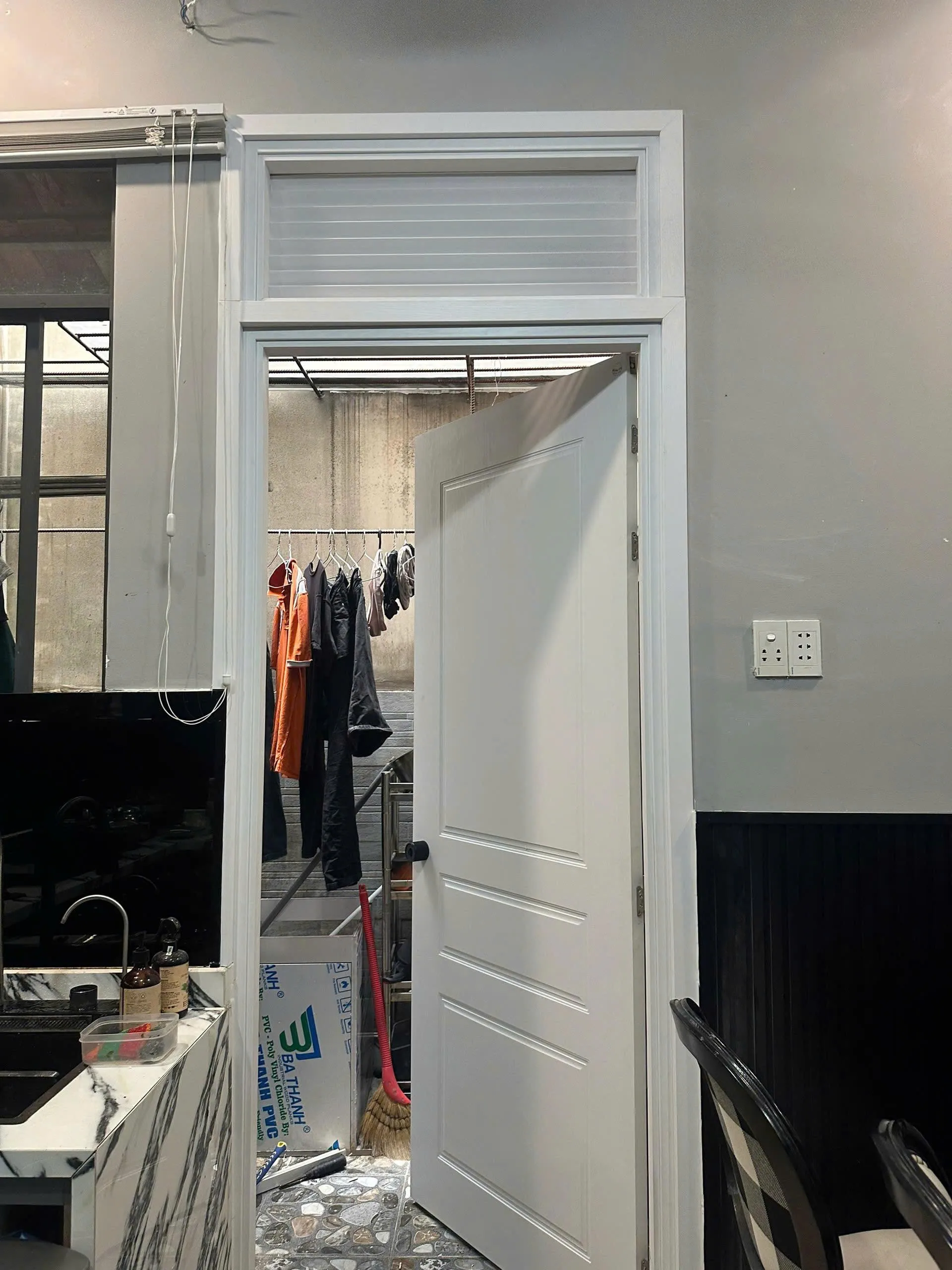 Gia-cua-nhua-composite-Ofix