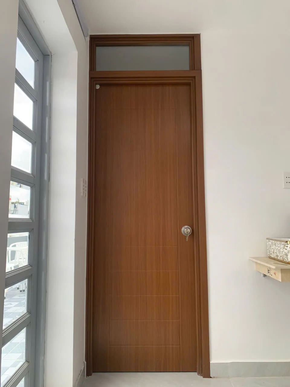 Gia-cua-nhua-composite-Ofix