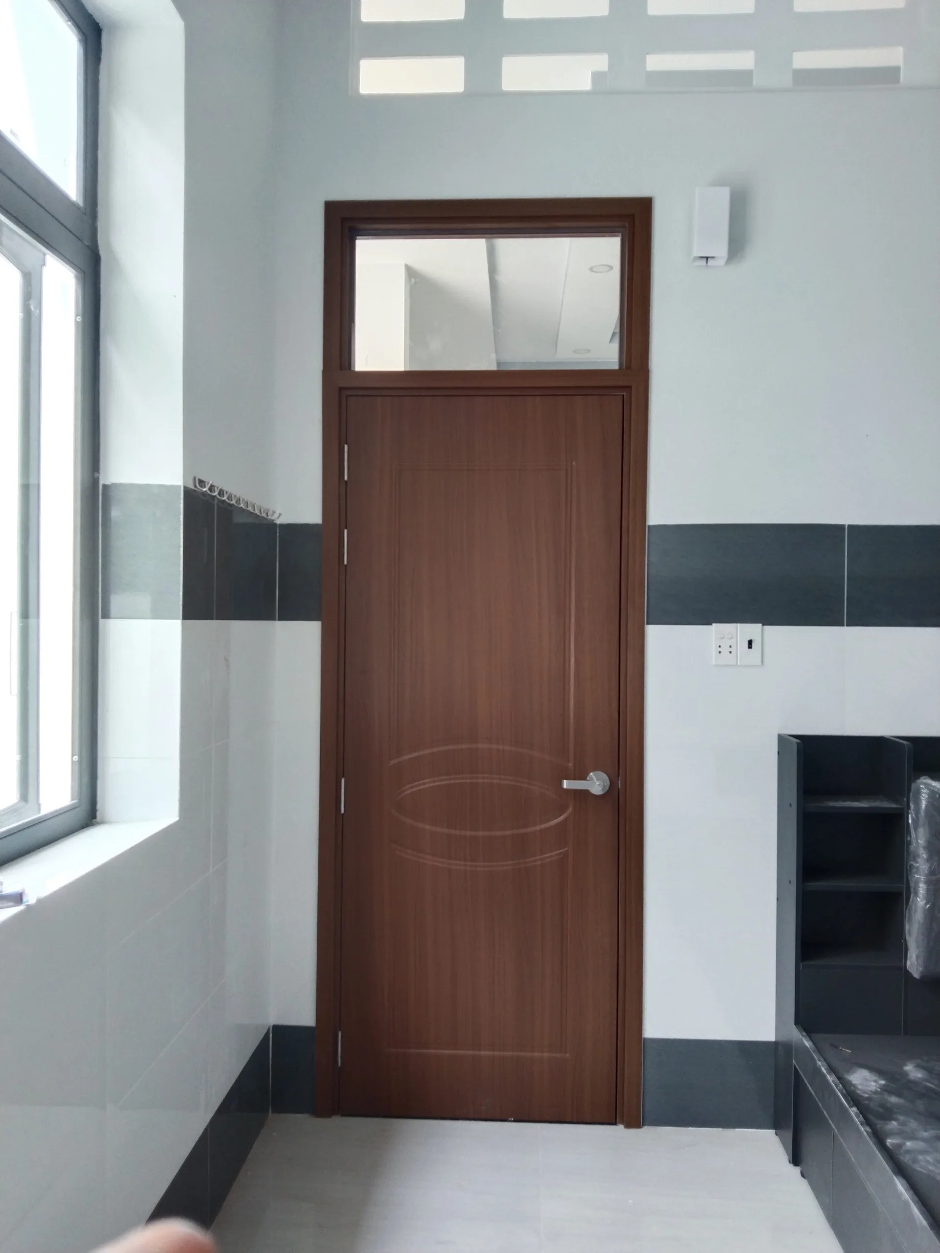 Gia-cua-nhua-composite-Ofix