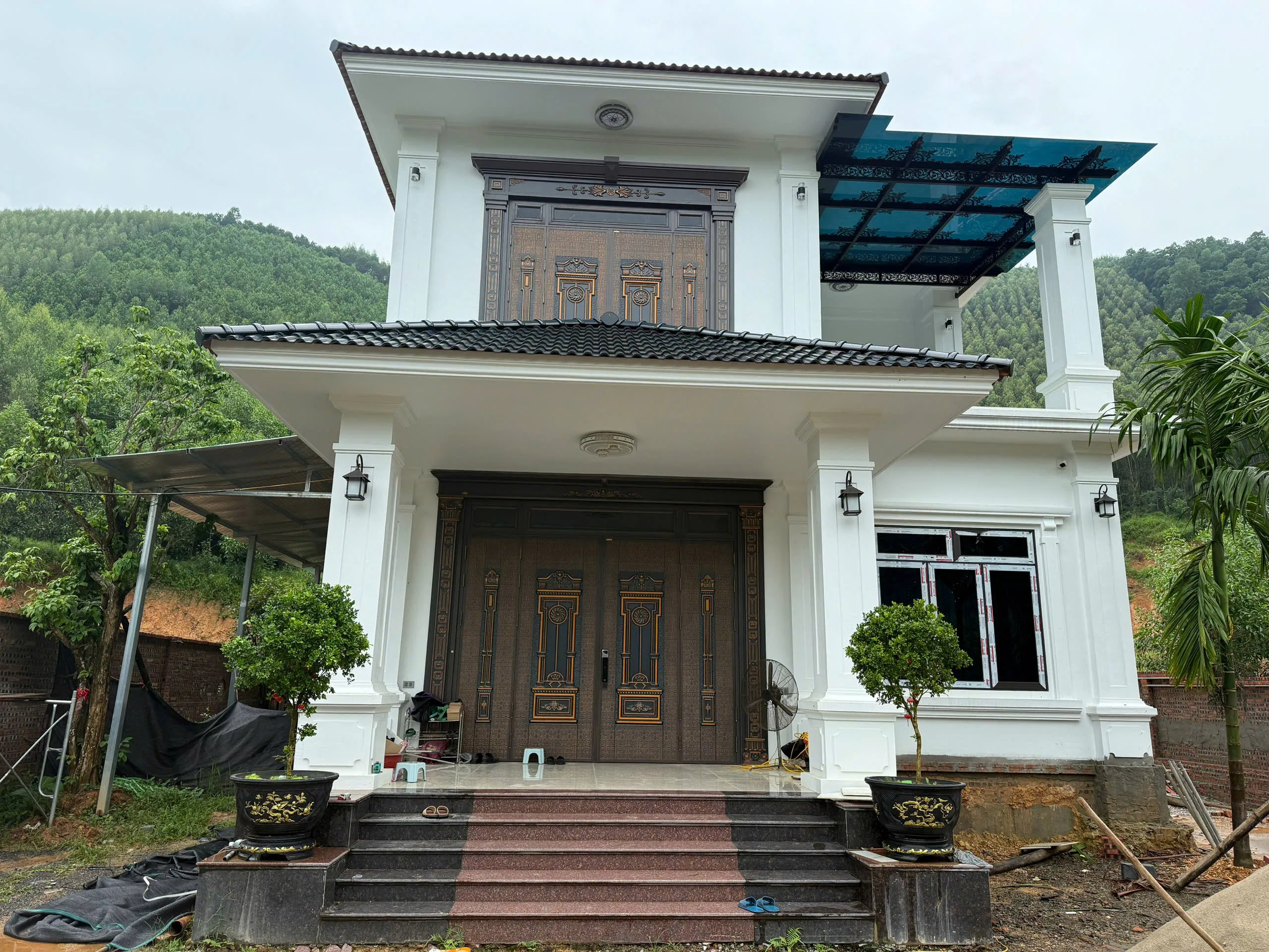 Gia-cua-thep-classic-5D-tai-Dak-Lak