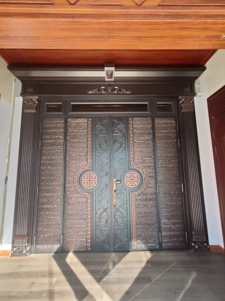 Gia-cua-thep-classic-5D-tai-Dak-Lak