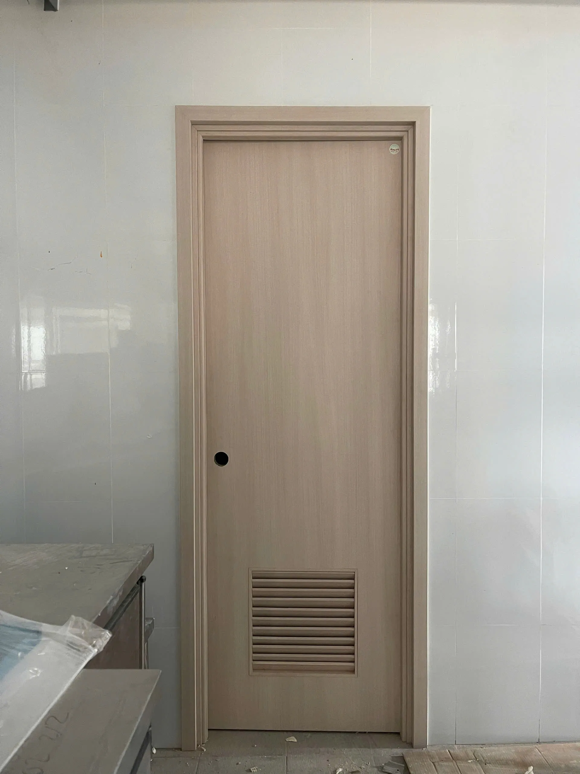 Gia-cua-nhua-composite -tai-cu-m'gar