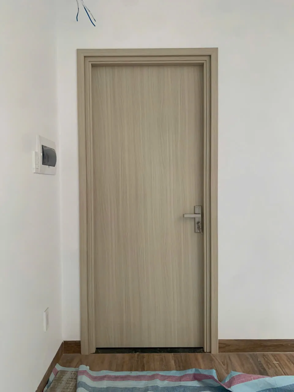 Gia-cua-nhua-composite-tai-can-gio