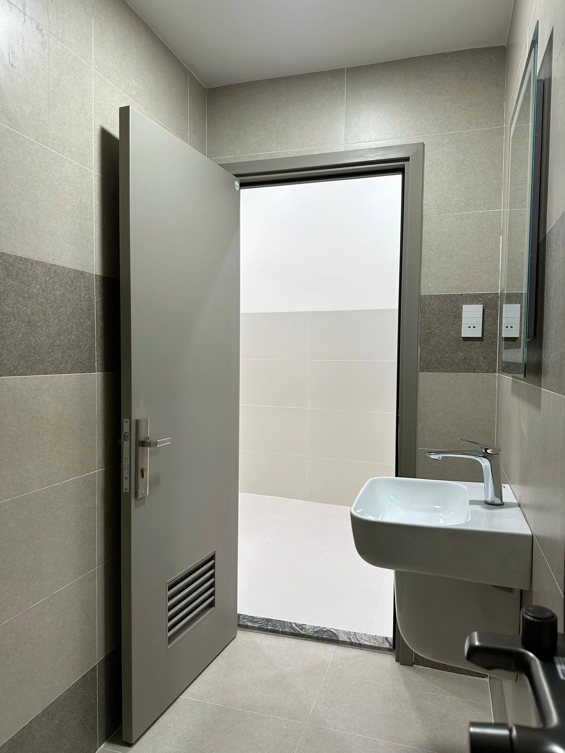 Gia-cua-nhua-composite-tai-can-gio